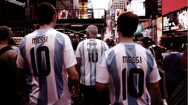 Messi é o grande ídolo do futebol argentino desde Diego Maradona