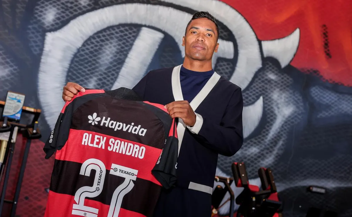 Flamengo oficializa renovação de contrato com Alex Sandro até dezembro de 2027