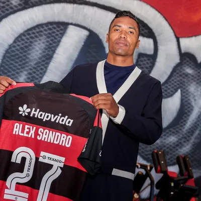 Flamengo oficializa renovação com Alex Sandro até 2027