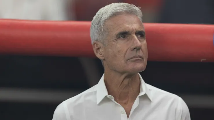 Luis Castro tecnico do Gremio durante partida contra o Internacional no estadio Beira-Rio pelo campeonato Brasileiro A 2026. Foto: Liamara Polli/AGIF