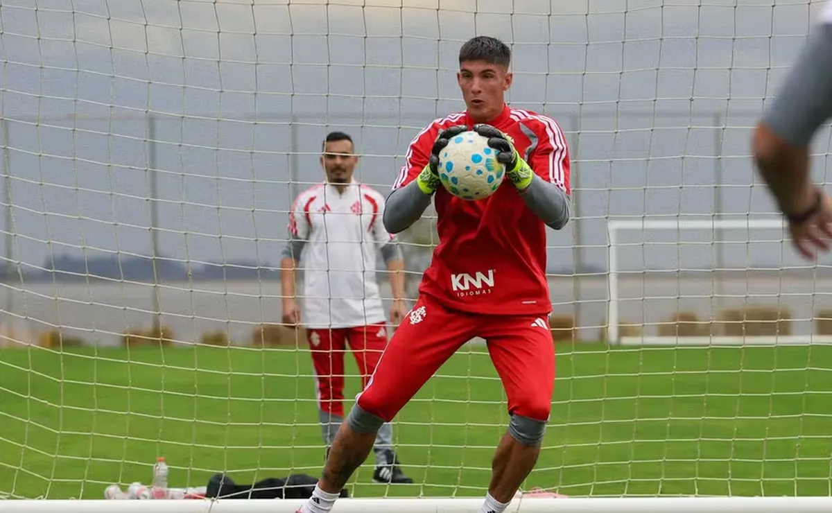 Rochet treina e pode voltar ao gol do Internacional contra o Cruzeiro pelo Brasileirão