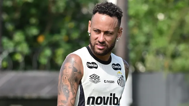 Neymar durante treino no Santos