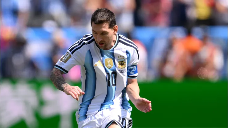 Lionel Messi cruza a bola durante a final da Copa do Mundo entre Espanha e Argentina. (Photo by David Ramos/Getty Images)
