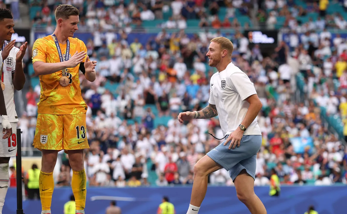 Goleiro da Inglaterra recebe medalha de 3° lugar apesar de não estar entre os convocados