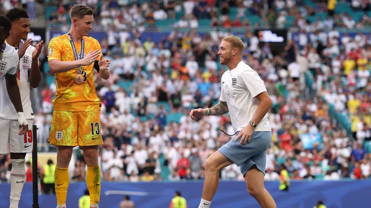 Momento em que o goleiro recebeu a medalha. Photo by Luke Hales/Getty Images