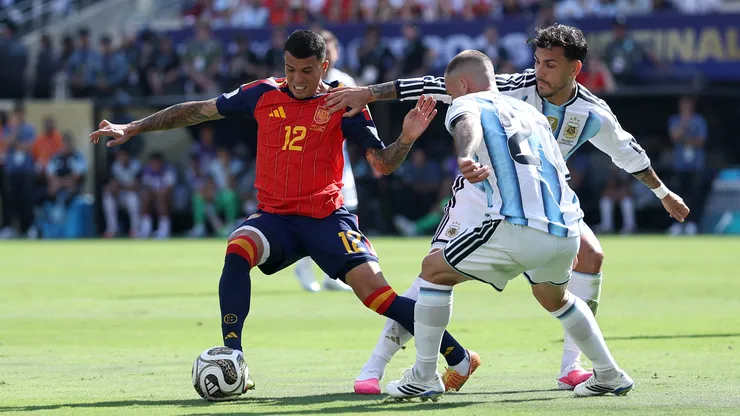Pedro Porro (nº 12), da Espanha, disputa a bola com Alexis Mac Allister (nº 20), da Argentina, durante a final da Copa do Mundo da FIFA 2026 entre Espanha e Argentina. (Photo by Buda Mendes/Getty Images)