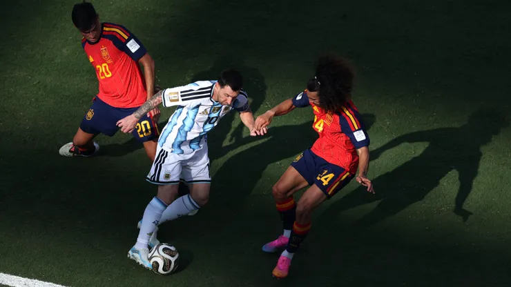 Lionel Messi domina a bola diante de Pedri e Marc Cucurella durante a final da Copa do Mundo 2026 entre Espanha e Argentina. (Photo by Florencia Tan Jun/Getty Images)