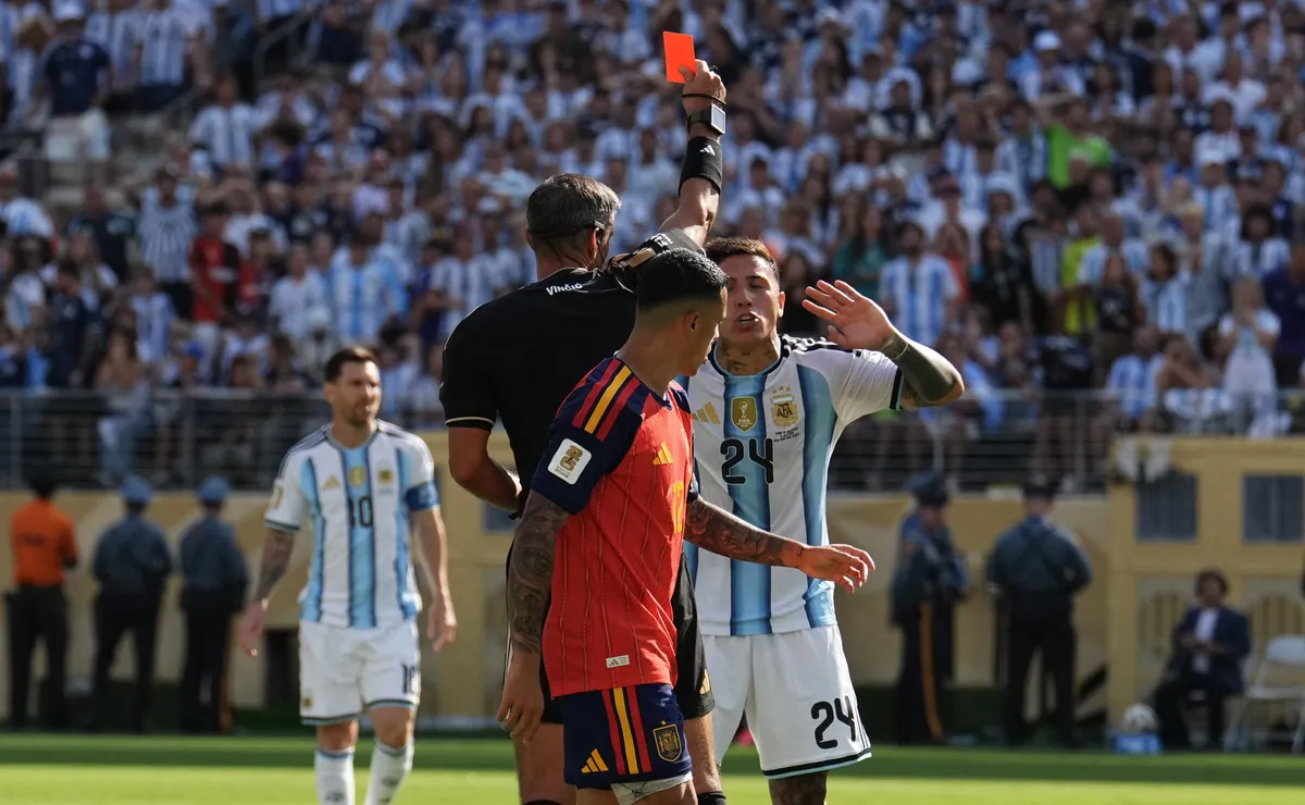 Enzo Fernández é expulso na final da Copa do Mundo em arbitragem polêmica em Espanha x Argentina