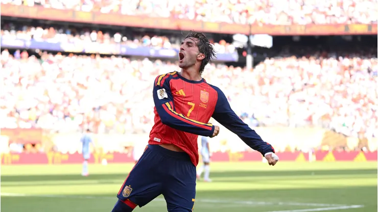 Ferran Torres comemora o gol na final. Photo by David Ramos/Getty Images