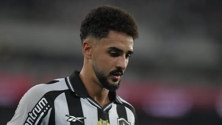 Chris Ramos jogador do Botafogo durante partida contra o Sport no estadio Engenhao pelo campeonato Brasileiro A 2025. Foto: Thiago Ribeiro/AGIF