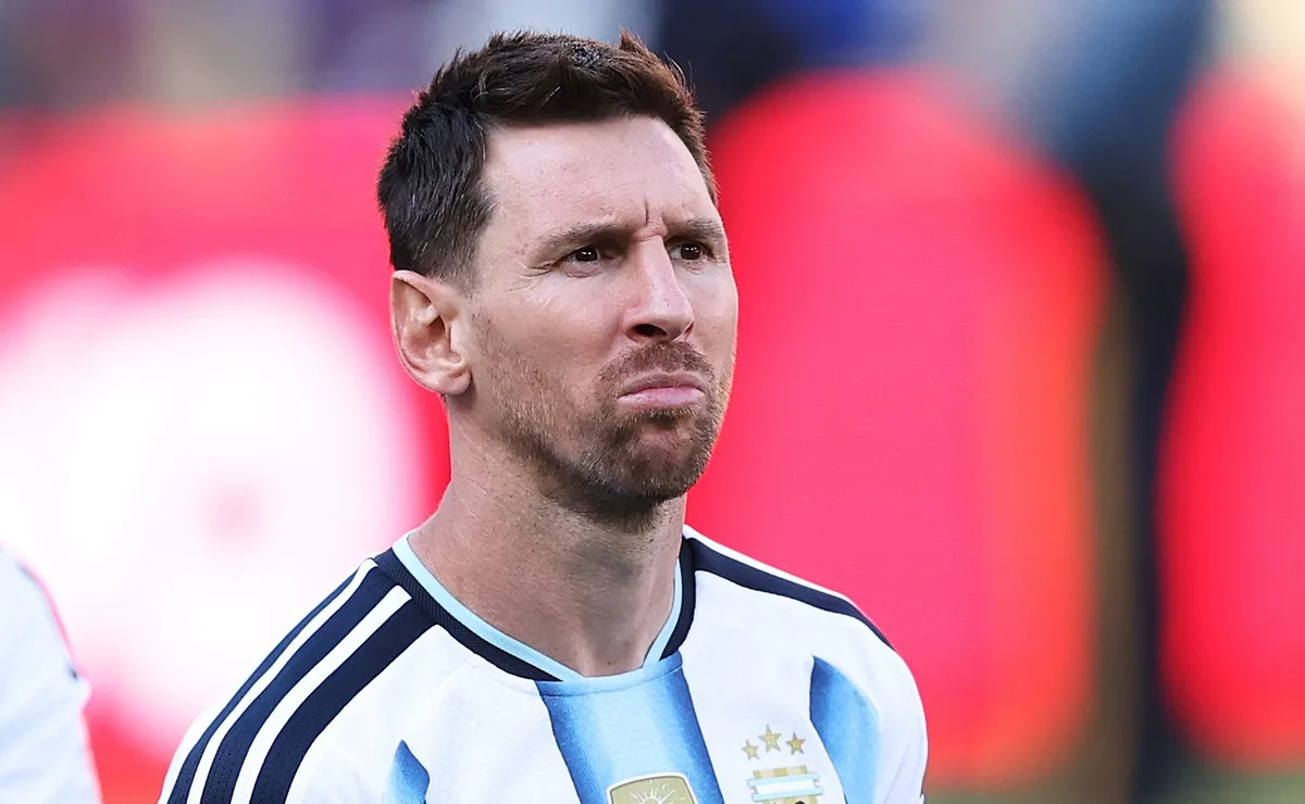Messi volta a chorar no mesmo estádio 10 anos depois de se aposentar da Argentina na final da Copa