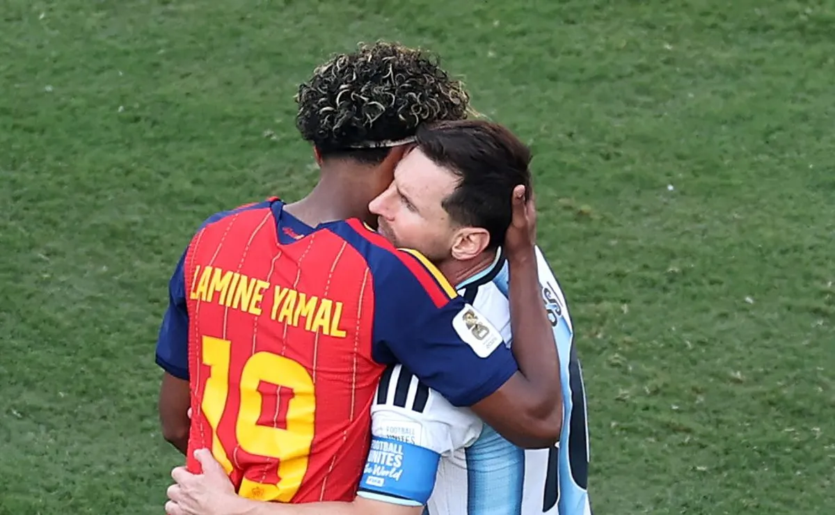 Lamine Yamal consola Lionel Messi após o título da Espanha da Copa do Mundo