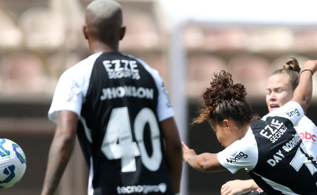 Jesse Lingard repete gesto inédito e reforça aproximação com o futebol feminino do Corinthians