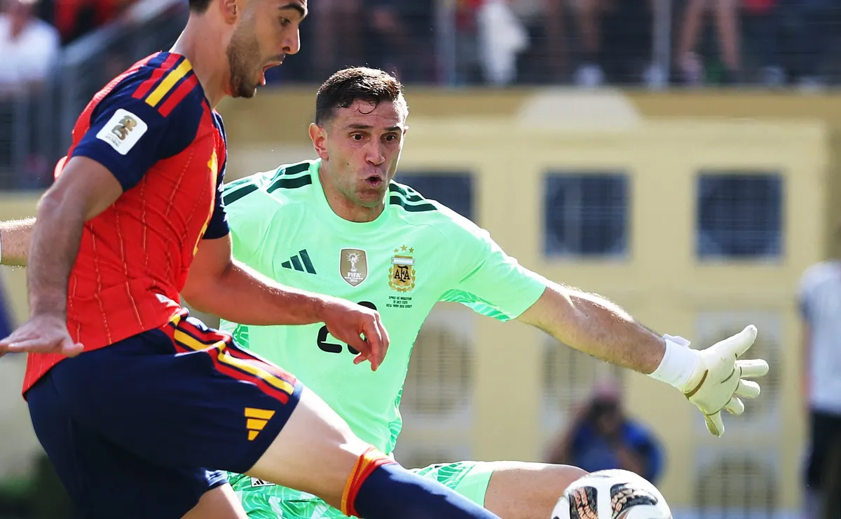 Dibu Martínez alcança marca inédita e registra recorde de defesas em final de Copa do Mundo