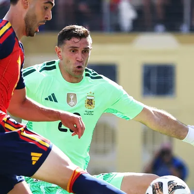 Dibu Martínez alcança marca inédita em final de Copa do Mundo