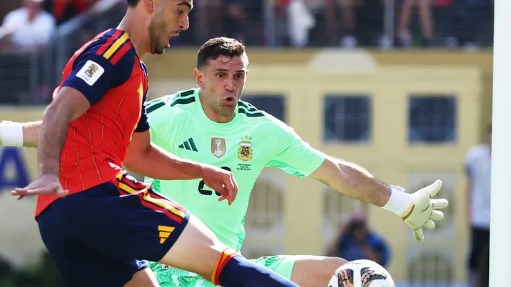 Emiliano Martínez faz uma defesa contra Mikel Merin durante a final da Copa do Mundo entre Espanha e Argentina. (Photo by Justin Setterfield/Getty Images)