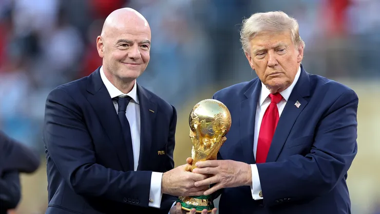 Infantino e Trump com a taça da Copa. (Photo by Dan Mullan/Getty Images)