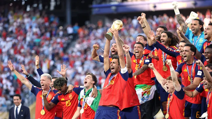 Espanha levantando a taça da Copa. (Photo by Dan Mullan/Getty Images)