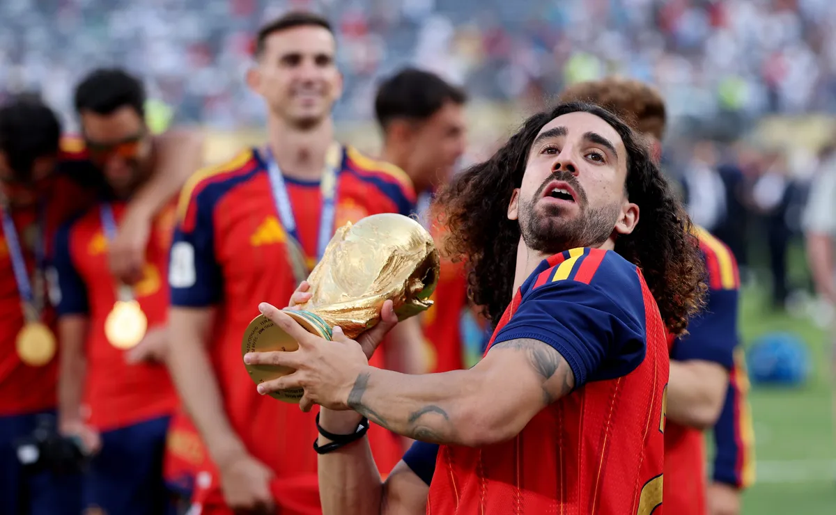 Cucurella relembra promessa de tatuar Luis de la Fuente após título da Espanha: “Pensar onde colocar”