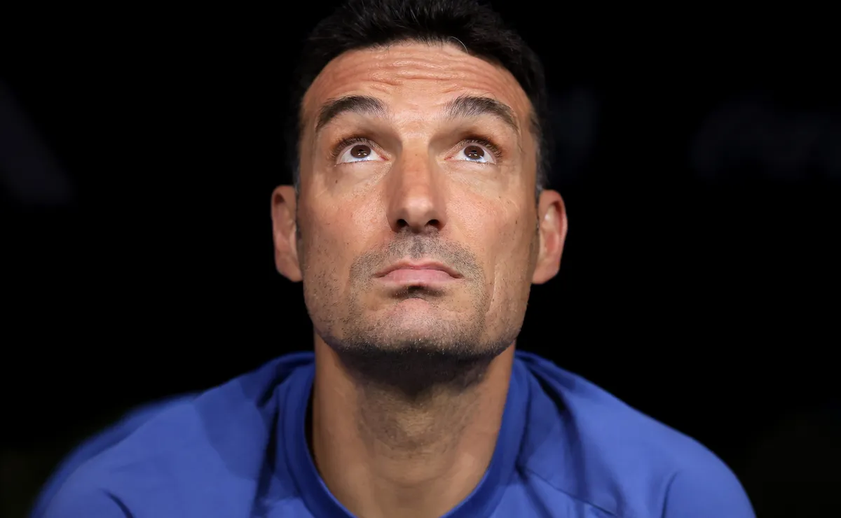 Vídeo: Scaloni se emociona e pede que entrega da Argentina vire exemplo: “Nunca paramos de correr”