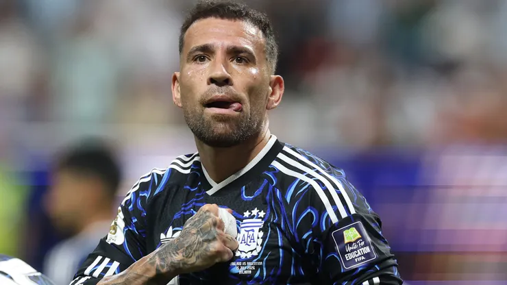 Otamendi 'cobra' Rodri durante Espanha x Argentina. Foto: Richard Pelham/Getty Images