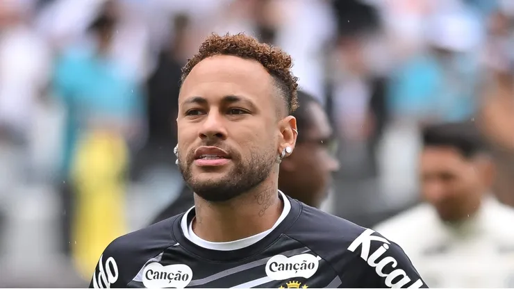 Neymar fica no Santos, mas cobra diretoria.