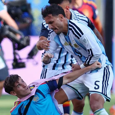Irritado com vice, Paredes causa tumulto após apito final e entra na mira da Fifa