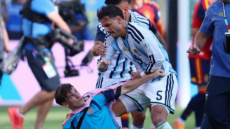 Paredes arruma confusão após apito final na Copa do Mundo. Foto: IMAGO / Sportimage
