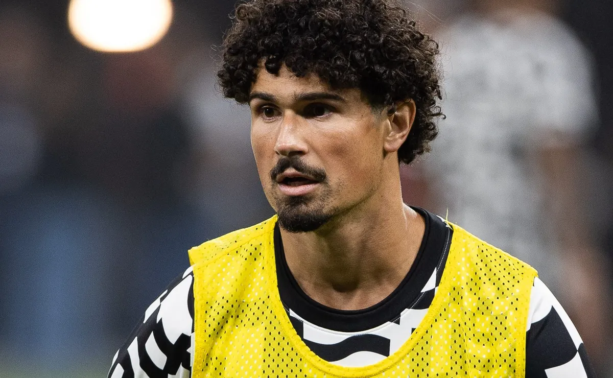 Santos busca reforços para a defesa e volta a consultar André Ramalho, zagueiro do Corinthians