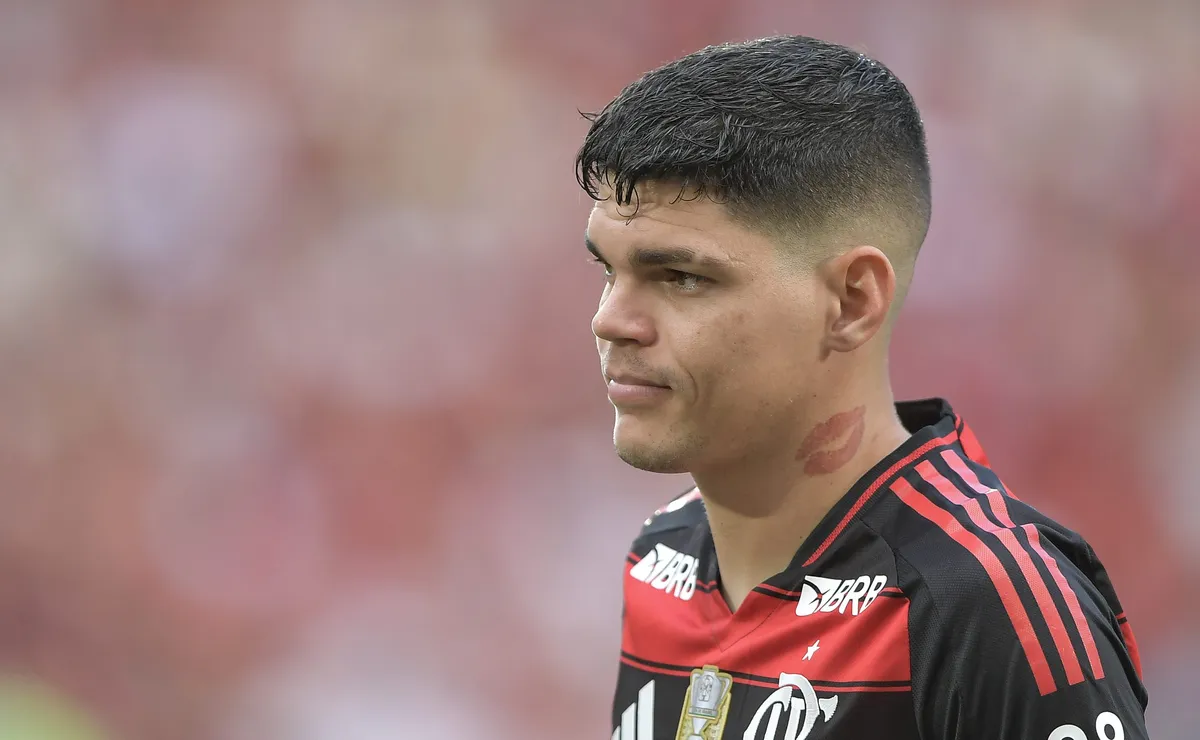 Ayrton Lucas tem conversa com Leonardo Jardim para retomar a confiança no Flamengo