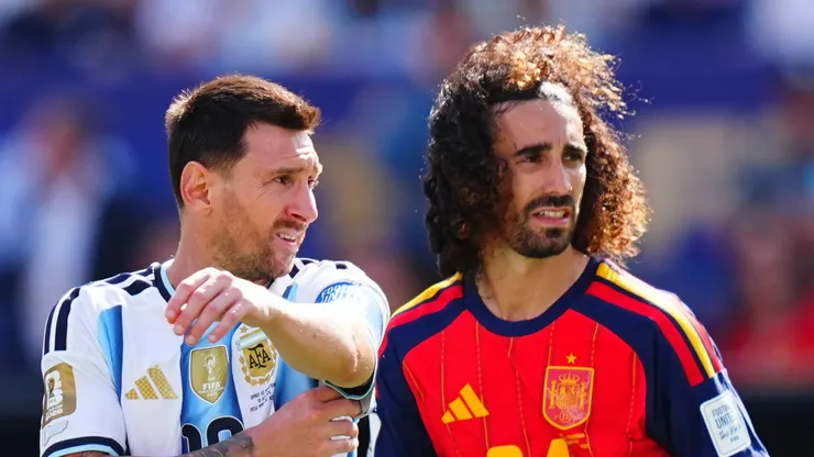 Messi ao lado de Cucurella na final da Copa do Mundo.