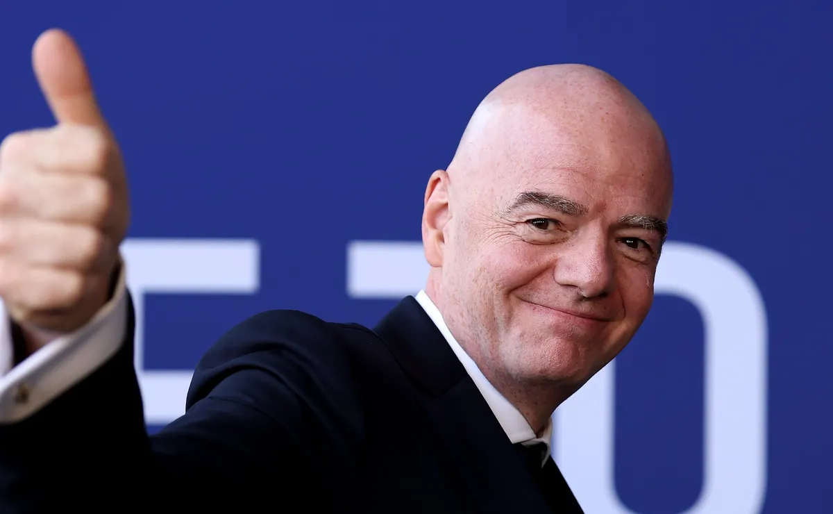 Gianni Infantino presenteia jogadores da Espanha após título com anel de ouro avaliado em R$ 760 mil