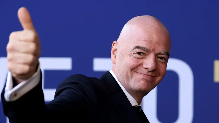 Gianni Infantino presenteou todos do elenco espanhol.