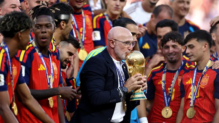 Luis de la Fuente com a taça da Copa do Mundo - Foto: Buda Mendes/Getty Images