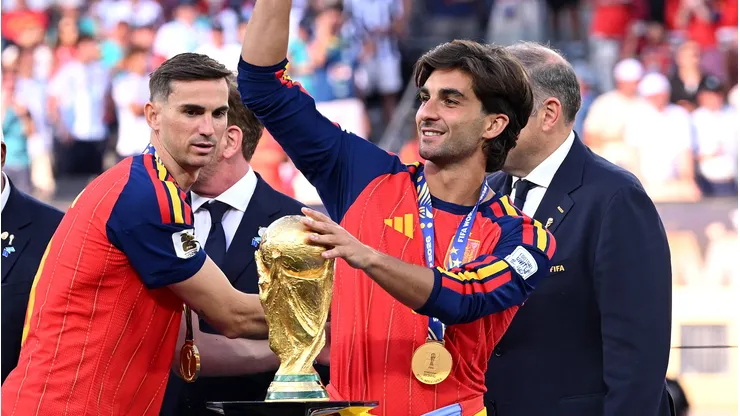 Ferran Torres comemora título mundial.