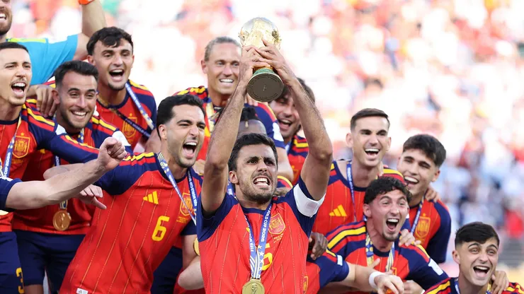 O capitão Rodri ergueu a taça da Copa do Mundo