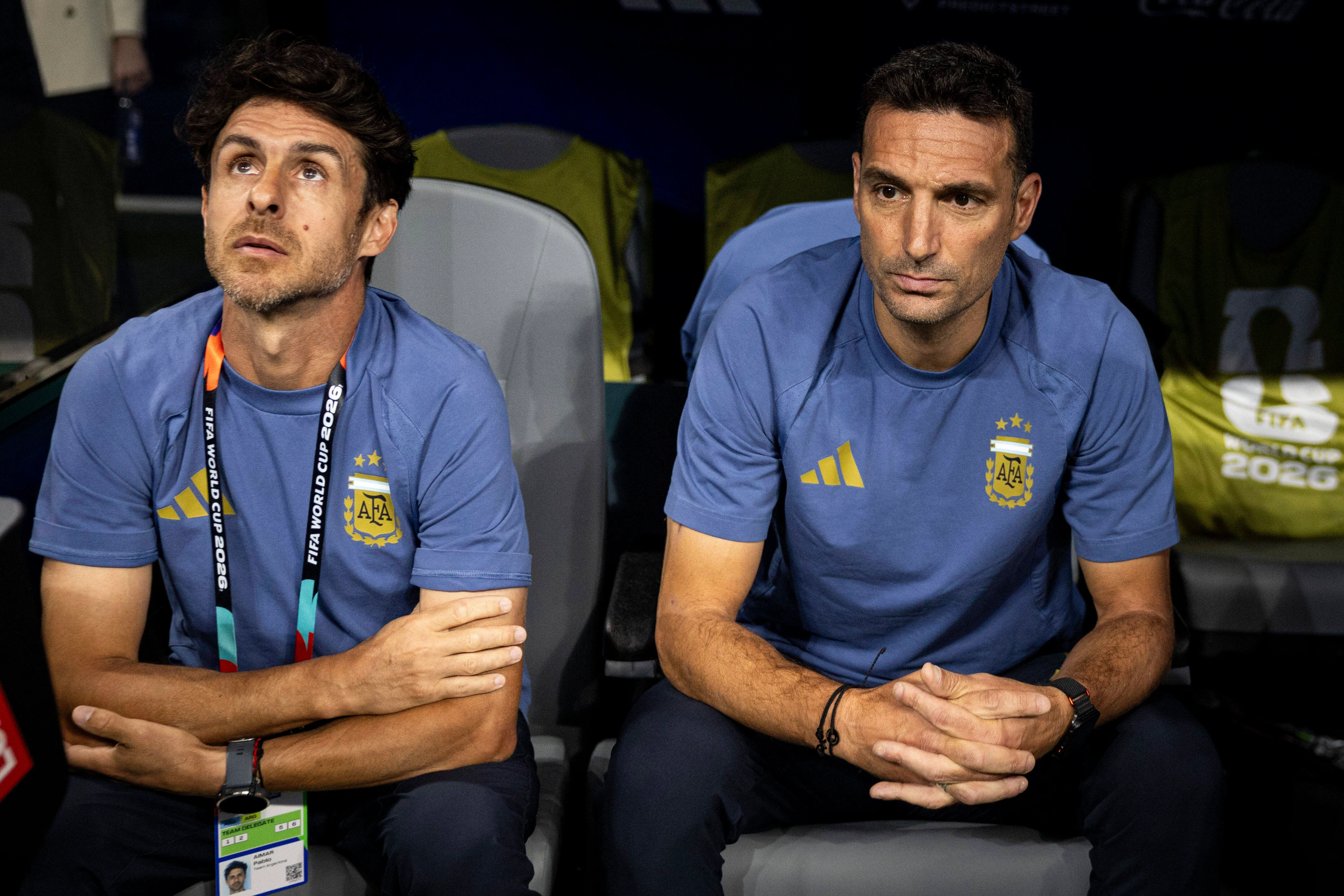 Aimar ao lado de Scaloni no banco da Argentina em final contra a Espanha na Copa do Mundo – Foto: IMAGO / AFLOSPORT