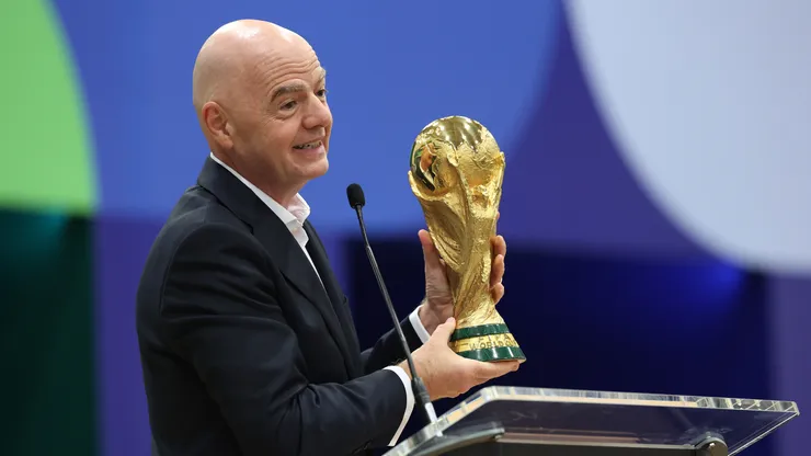 Gianni Infantino com a taça da Copa do Mundo - Foto: Sam Hodde/Getty Images