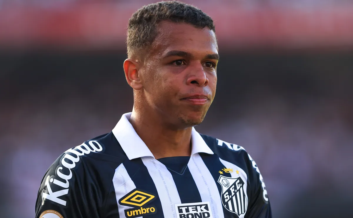 Famalicão e Nacional fazem sondagem e Sandry busca acordo para sair do Santos e jogar fora do Brasil