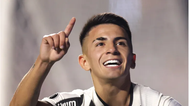 Thiago Almada em campo com a camisa do Botafogo.