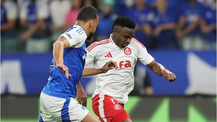 Carbonero jogador do Internacional durante partida contra o Cruzeiro no estadio Mineirao pelo campeonato Brasileiro A 2025. Foto: Gilson Lobo/AGIF
