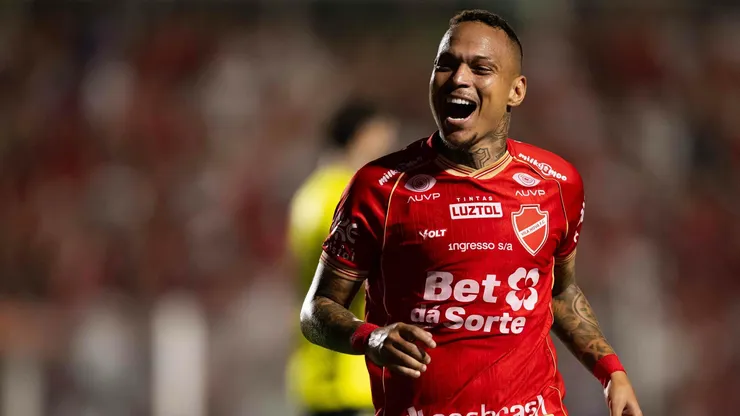 Janderson comemora seu gol na vitória do Vila Nova sobre o São Bernardo.