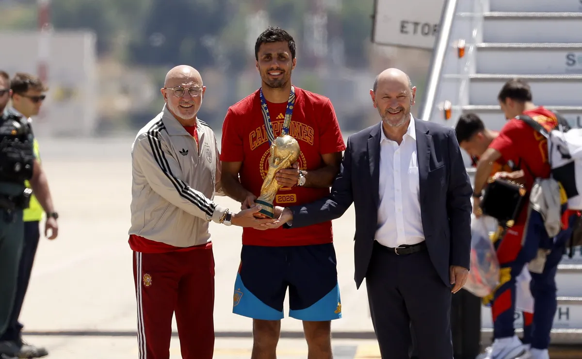 Rodri entra para grupo seleto de jogadores que conquistaram Copa do Mundo, Champions League e Bola de Ouro