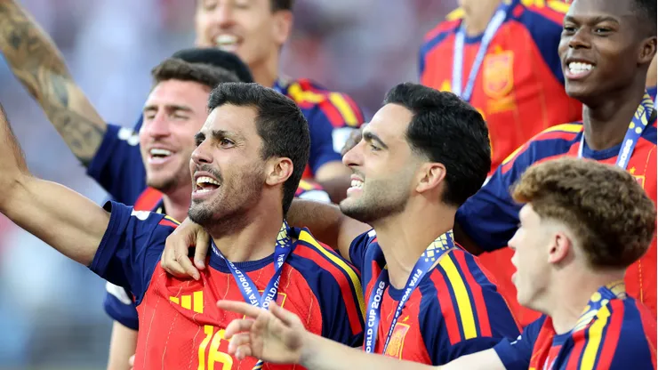 Rodri ergue o troféu de campeão da Copa do Mundo após a vitória da Espanha na final do Mundial. (Photo by Dan Mullan/Getty Images)