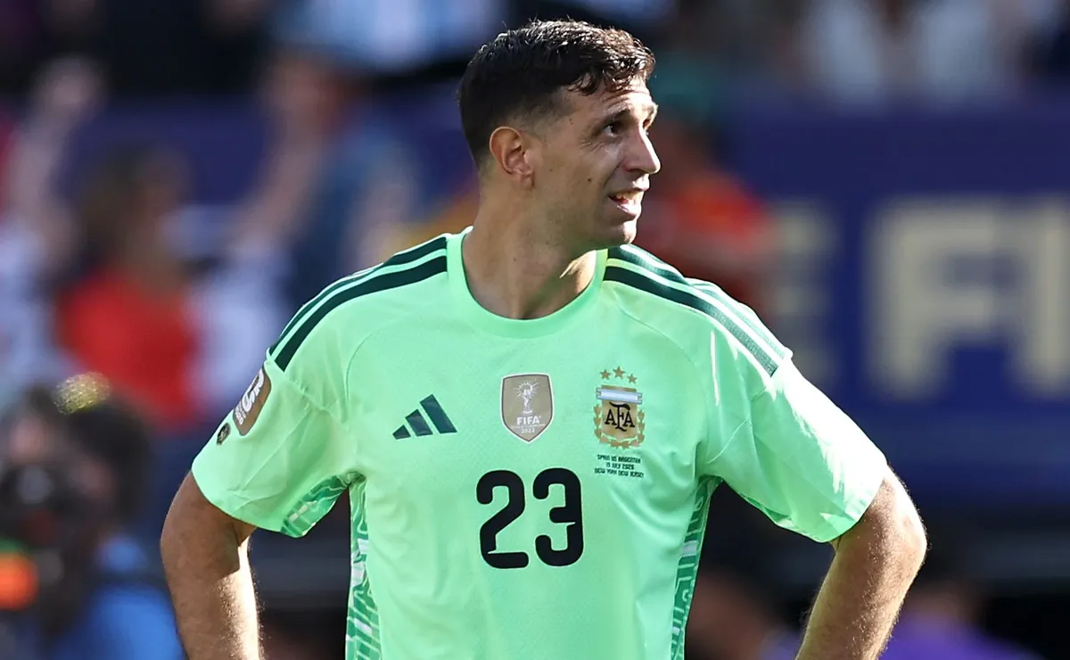 Dibu Martínez fez mais defesas na final entre Espanha x Argentina que Unai Simón em toda Copa