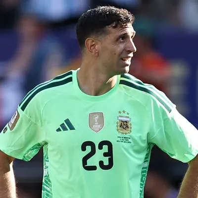 Dibu fez mais defesas na final que Simón na Copa