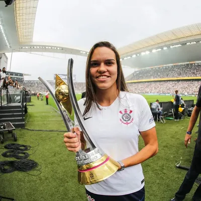 Exames descartam fratura de Ana Vitória após susto contra a Ferroviária