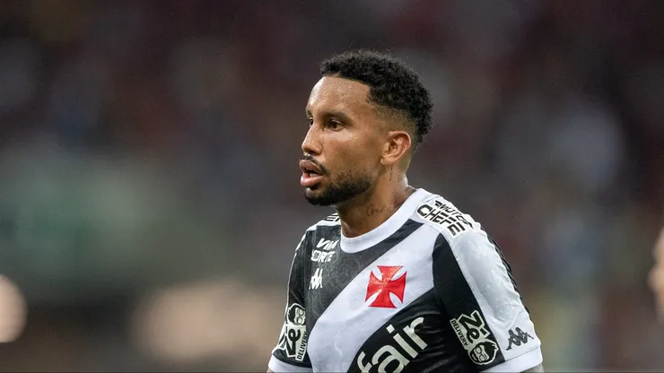Jair, jogador do Vasco durante partida contra o Flamengo no estadio Maracana pelo campeonato Brasileiro A 2025. Foto: Thiago Ribeiro/AGIF