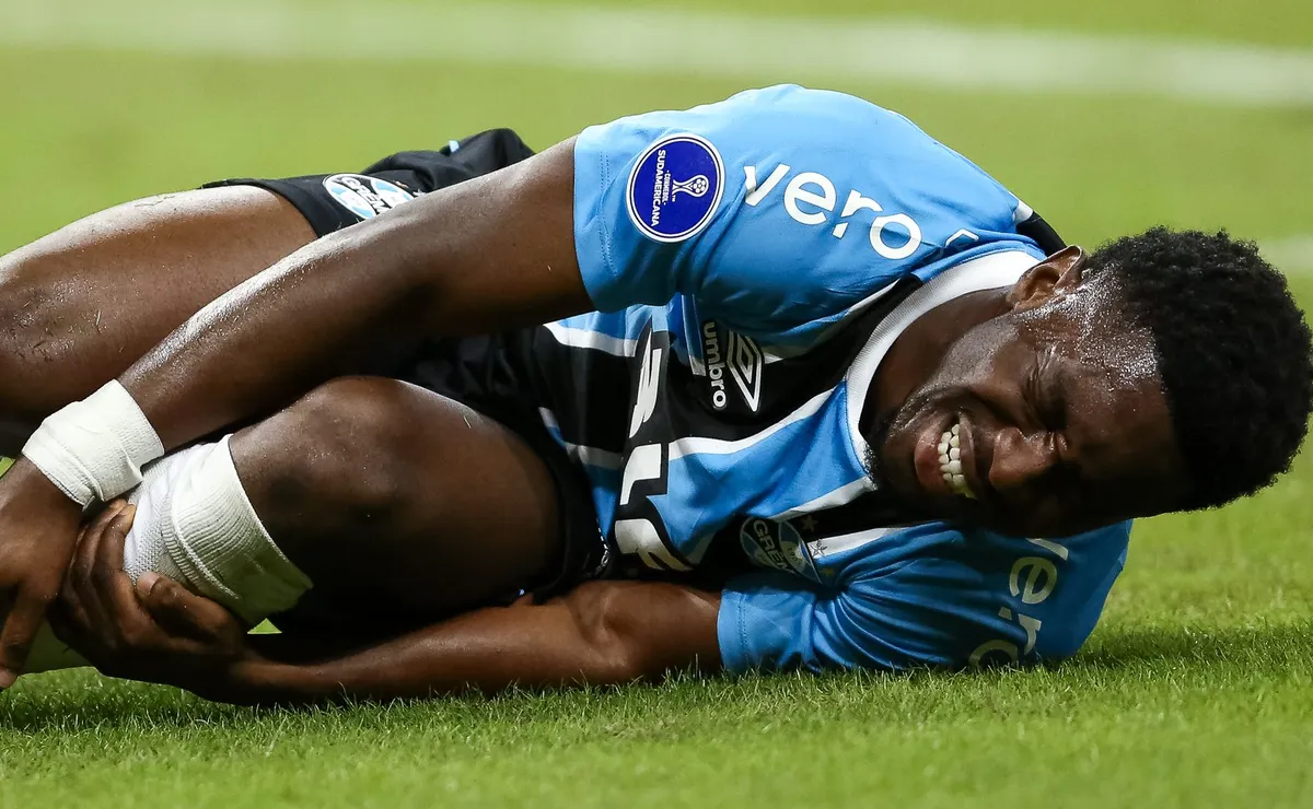 Grêmio recebe atualização sobre Amuzu após saída de ambulância contra Mirassol