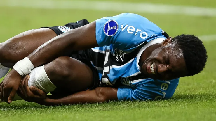 Amuzu atuando pelo Grêmio (Foto: Pedro H. Tesch/Getty Images)